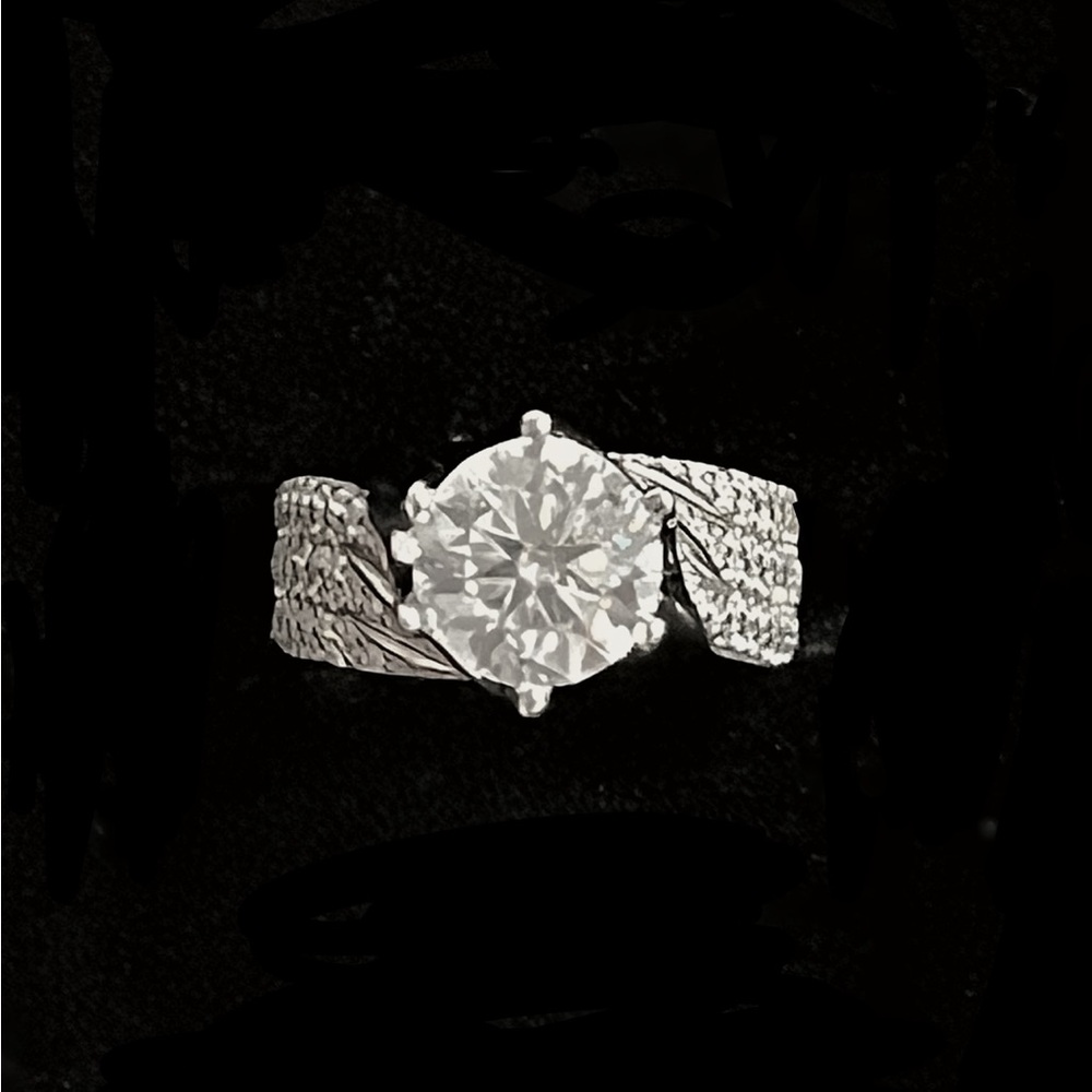 Stunning Silver Women's Ring with Textured Design